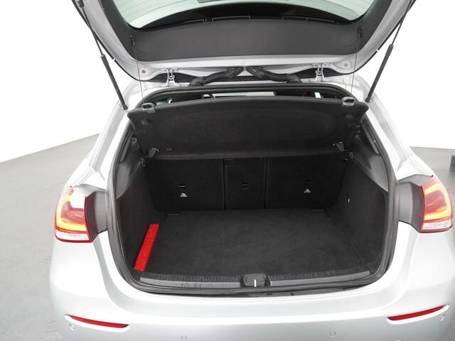 Mercedes-Benz A-KLASSE 180 Business Solution AMG - Navigatie - Camera - Stoelverwarming - LED koplampen