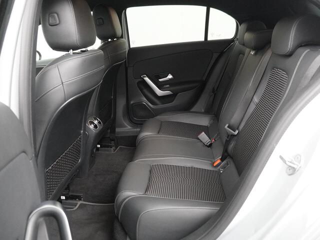 Mercedes-Benz A-KLASSE 180 Business Solution AMG - Navigatie - Camera - Stoelverwarming - LED koplampen