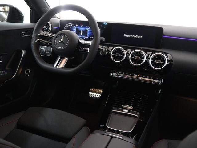 Mercedes-Benz A-KLASSE 250e Business Solution AMG | Panoramaschuifdak | Stoelverwarming | Achteruitrijcamera | MULTIBEAM LED | Nightpakket |