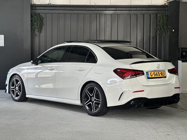 Mercedes-Benz A-KLASSE 180 Business Solution AMG | AMG-styling | Panorama-dak | Achteruitrijcamera | Carplay | Cruise Control | Stoelverwarming | LED koplampen |