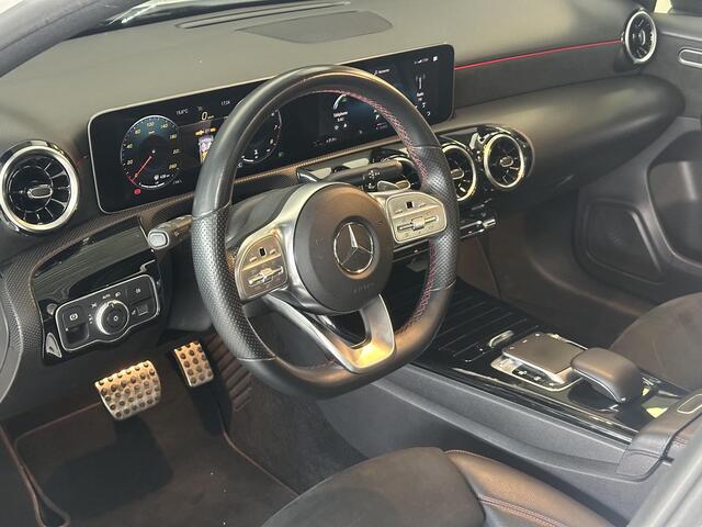 Mercedes-Benz A-KLASSE 180 Business Solution AMG | AMG-styling | Panorama-dak | Achteruitrijcamera | Carplay | Cruise Control | Stoelverwarming | LED koplampen |