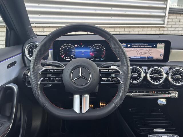 Mercedes-Benz A-KLASSE 180 Star Edition AMG | Panoramadak | Winter Pakket | Dodehoekassistent | MULTIBEAM LED Koplampen | Donkergetint Glas Achter | Stoelverwarming | Stuurverwarming | Sfeerverlichting | Elektrisch Inklapbare Buitenspiegels | Achteruitrijcamera | Parkeersensore
