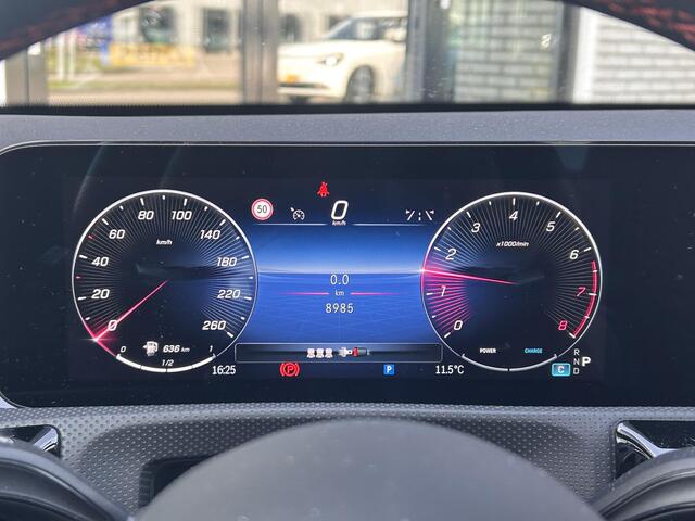 Mercedes-Benz A-KLASSE 180 Star Edition AMG | Panoramadak | Winter Pakket | Dodehoekassistent | MULTIBEAM LED Koplampen | Donkergetint Glas Achter | Stoelverwarming | Stuurverwarming | Sfeerverlichting | Elektrisch Inklapbare Buitenspiegels | Achteruitrijcamera | Parkeersensore