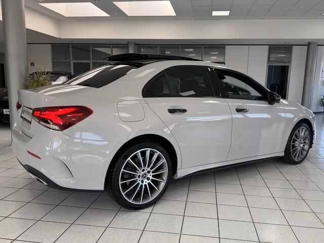 Mercedes-Benz A-KLASSE 250e AMG ** ALPIN GRAU ** HP-LED, NAVI+, PANORAMA, 19-inch LMV, AMBIENTE VERL. ** 1e EIG - UNFALLFREI ** ** INFORMEER OOK NAAR ONZE AANTREKKELIJKE FINANCIAL-LEASE TARIEVEN **