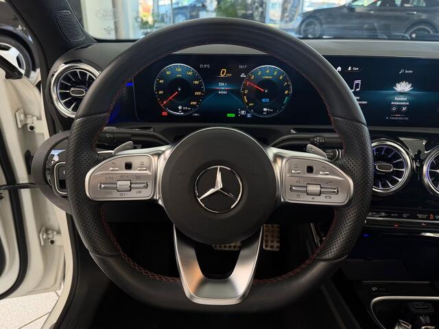 Mercedes-Benz A-KLASSE 250e AMG ** ALPIN GRAU ** HP-LED, NAVI+, PANORAMA, 19-inch LMV, AMBIENTE VERL. ** 1e EIG - UNFALLFREI ** ** INFORMEER OOK NAAR ONZE AANTREKKELIJKE FINANCIAL-LEASE TARIEVEN **