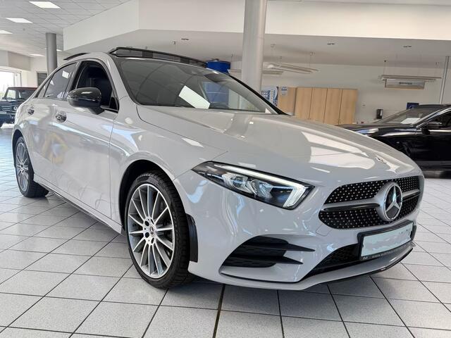 Mercedes-Benz A-KLASSE 250e AMG ** ALPIN GRAU ** HP-LED, NAVI+, PANORAMA, 19-inch LMV, AMBIENTE VERL. ** 1e EIG - UNFALLFREI ** ** INFORMEER OOK NAAR ONZE AANTREKKELIJKE FINANCIAL-LEASE TARIEVEN **