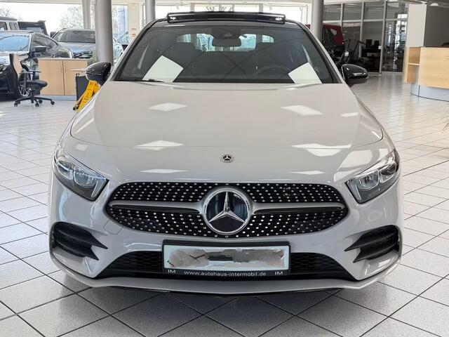 Mercedes-Benz A-KLASSE 250e AMG ** ALPIN GRAU ** HP-LED, NAVI+, PANORAMA, 19-inch LMV, AMBIENTE VERL. ** 1e EIG - UNFALLFREI ** ** INFORMEER OOK NAAR ONZE AANTREKKELIJKE FINANCIAL-LEASE TARIEVEN **