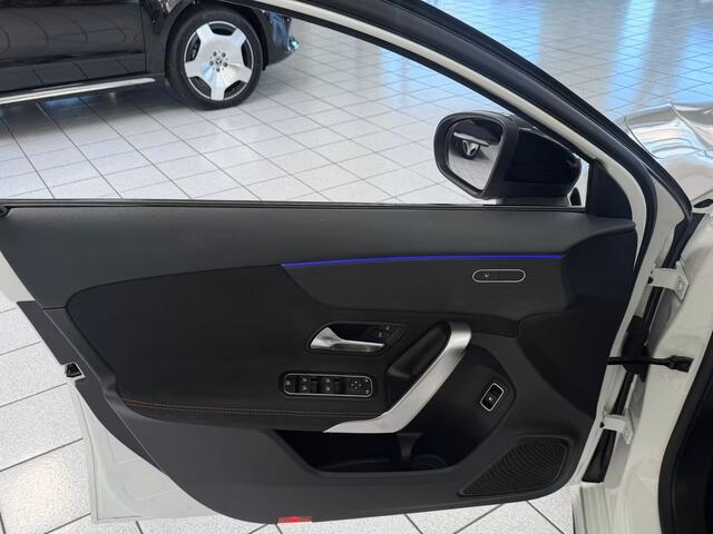 Mercedes-Benz A-KLASSE 250e AMG ** ALPIN GRAU ** HP-LED, NAVI+, PANORAMA, 19-inch LMV, AMBIENTE VERL. ** 1e EIG - UNFALLFREI ** ** INFORMEER OOK NAAR ONZE AANTREKKELIJKE FINANCIAL-LEASE TARIEVEN **