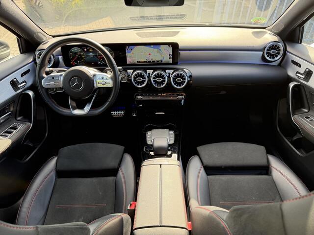 Mercedes-Benz A-KLASSE 180 AMG Pano-Dak | Trekhaak | Memory | Carplay | Camera |