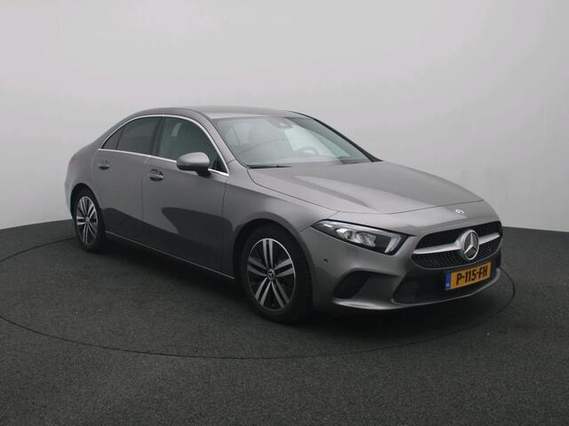 Mercedes-Benz A-KLASSE 180 Business Solution Ledkoplampen | Stoelverwarming | Parkeerpakket met achteruitrijcamera | Sfeerverlichting. Inclusief 24 maanden Mercedes-Benz Certified garantie voor Europa.