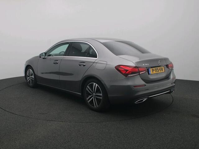 Mercedes-Benz A-KLASSE 180 Business Solution Ledkoplampen | Stoelverwarming | Parkeerpakket met achteruitrijcamera | Sfeerverlichting. Inclusief 24 maanden Mercedes-Benz Certified garantie voor Europa.