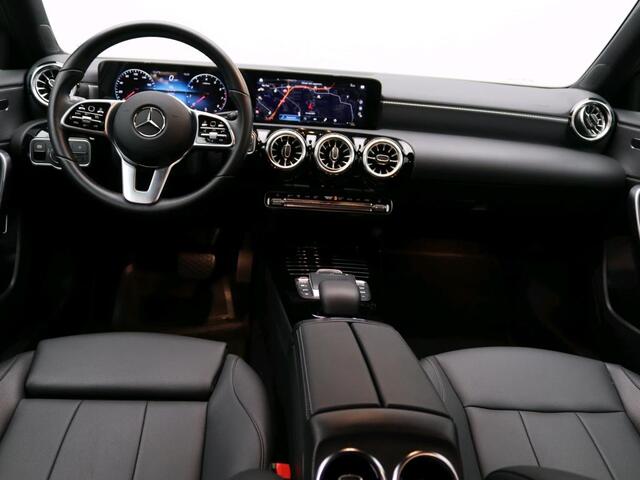 Mercedes-Benz A-KLASSE 180 Business Solution Ledkoplampen | Stoelverwarming | Parkeerpakket met achteruitrijcamera | Sfeerverlichting. Inclusief 24 maanden Mercedes-Benz Certified garantie voor Europa.