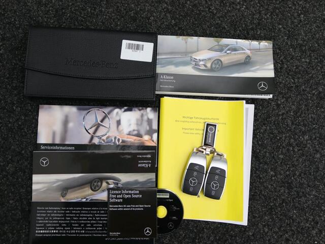 Mercedes-Benz A-KLASSE 180 Business Solution Ledkoplampen | Stoelverwarming | Parkeerpakket met achteruitrijcamera | Sfeerverlichting. Inclusief 24 maanden Mercedes-Benz Certified garantie voor Europa.