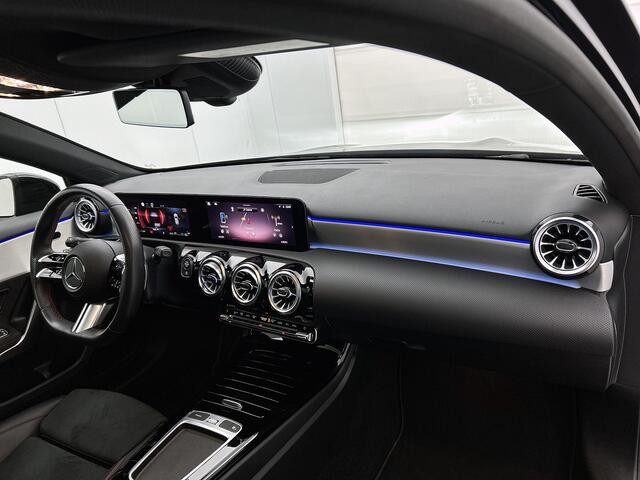 Mercedes-Benz A-KLASSE 180 AMG Line Night pakket | Panorama schuifdak | Black Multispaaks | Sfeerverlichting | Premium pakket Inclusief 24 maanden MB Certified garantie voor Europa.