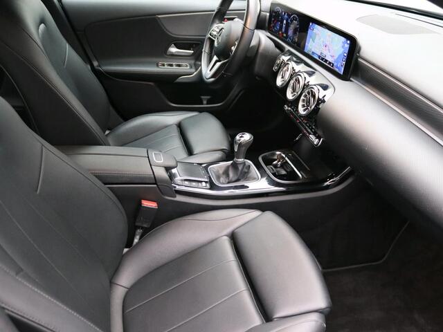 Mercedes-Benz A-KLASSE 160 Business Solution Luxury Ledkoplampen | Sfeerverlichting |Stoelverwarming | Licht- en zicht pakket | Parkeerpakket met achteruitrijcamera. Inclusief 24 maanden Mercedes-Benz Certified garantie voor Europa.