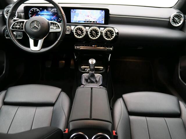 Mercedes-Benz A-KLASSE 160 Business Solution Luxury Ledkoplampen | Sfeerverlichting |Stoelverwarming | Licht- en zicht pakket | Parkeerpakket met achteruitrijcamera. Inclusief 24 maanden Mercedes-Benz Certified garantie voor Europa.