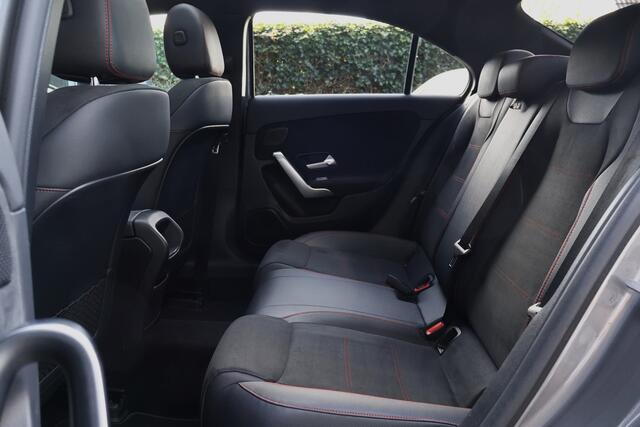 Mercedes-Benz A-KLASSE 250 AMG Automaat 225pk | Panoramadak | Wide Screen | Sfeerverlichting | Premium Audio | Stoelverwarming | Camera