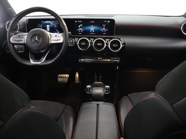 Mercedes-Benz A-KLASSE 200 Business Solution AMG | Panoramadak | Widescreen | Sfeerverlichting | Stoelverwarming |