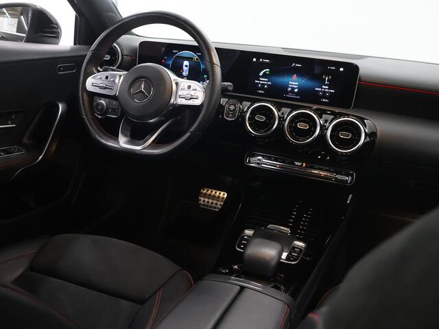 Mercedes-Benz A-KLASSE 200 Business Solution AMG | Panoramadak | Widescreen | Sfeerverlichting | Stoelverwarming |