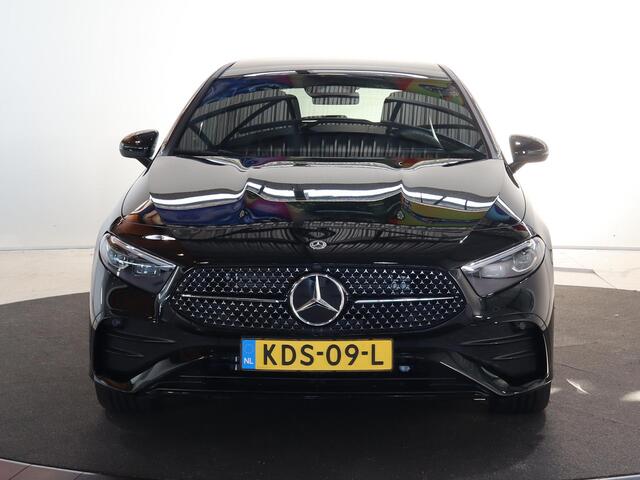 Mercedes-Benz A-KLASSE 250e Business Solution AMG | Trekhaak | Panoramaschuifdak | Stoelverwarming | Achteruitrijcamera | MULTIBEAM LED | 19"inch AMG velgen |