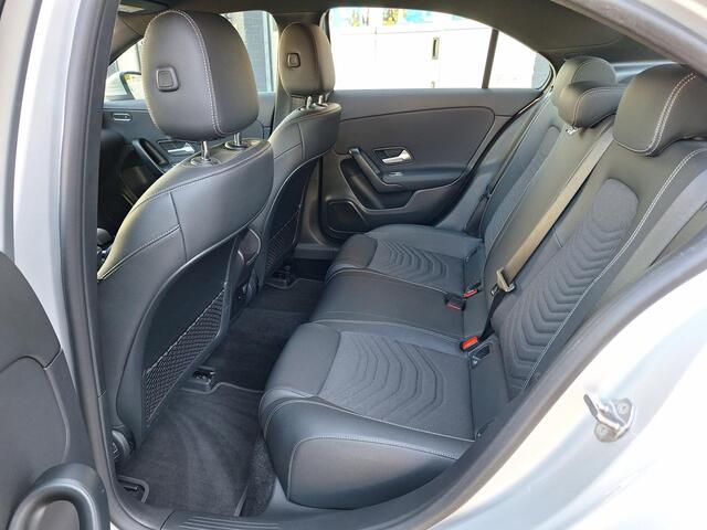 Mercedes-Benz A-KLASSE 180 Business Solution | Achteruitrijcamera | Stoelverwarming | Widescreen | Spoorassistent | LED verlichting | El. Inklapbare Spiegels