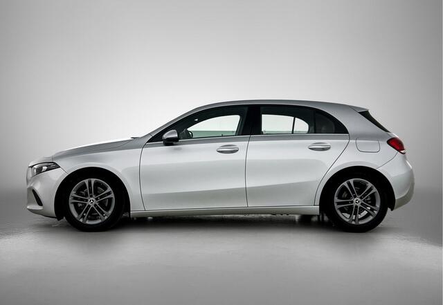 Mercedes-Benz A-KLASSE 160 Style | Handgeschakeld | Led verlichting | Achteruitrij camera | Cruise control | Inclusief 24 maanden MB Certified garantie voor Europa.