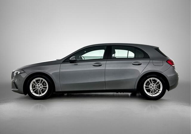 Mercedes-Benz A-KLASSE 160 Business Solution | Parkeerpakket met Camera | Ledkoplampen | Navigatie | Stoelverwarming | Inclusief 24 maanden Mercedes-Benz Certified garantie voor Europa.
