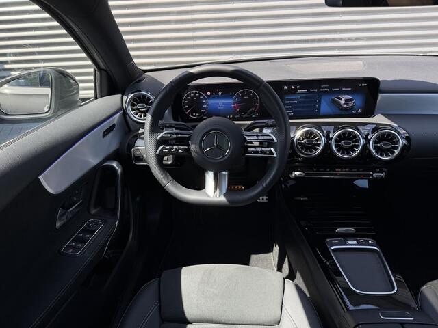 Mercedes-Benz A-KLASSE 200 AMG |Pano|Trekhaak|Camera|