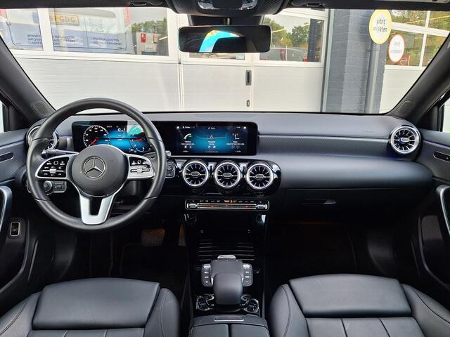 Mercedes-Benz A-KLASSE 180 Business Solution Luxury | Achteruitrijcamera | Widescreen | Sfeerverlichting | Stoelverwarming | LED verlichting