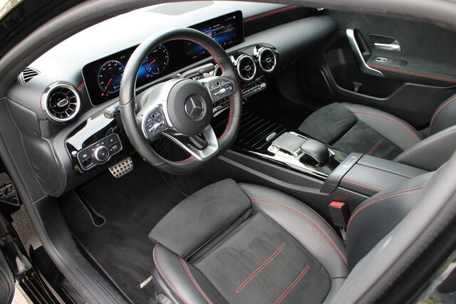 Mercedes-Benz A-KLASSE 180 AMG Pano | Multispaak | Carplay | LED | Night | Stoelverwarming | Dealer Onderhouden