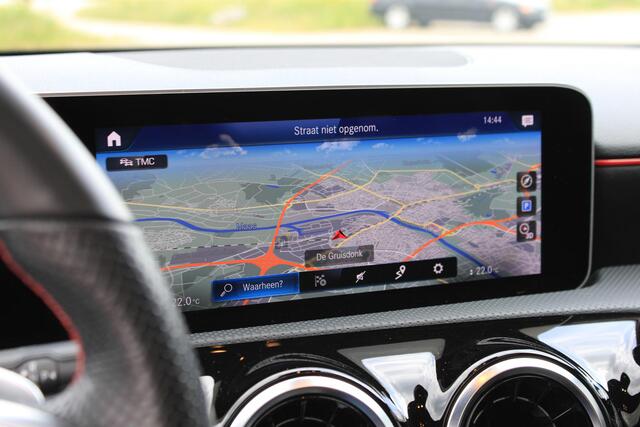 Mercedes-Benz A-KLASSE 180 AMG Pano | Multispaak | Carplay | LED | Night | Stoelverwarming | Dealer Onderhouden