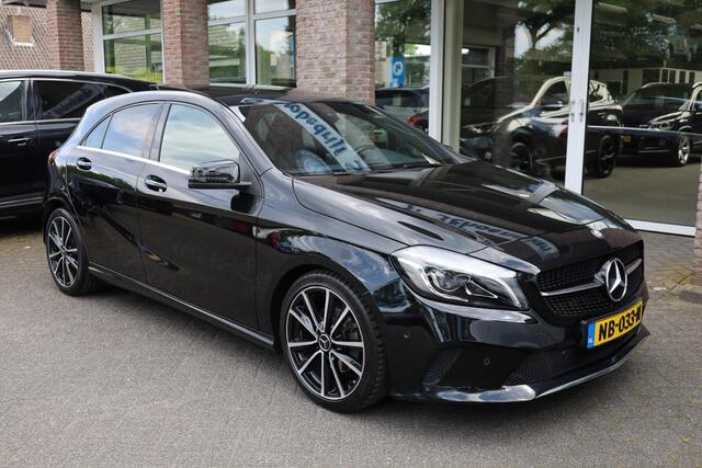 Mercedes-Benz A-KLASSE 180 Lease Edition Plus PANO STOELVERW. HALF-LEER CAMERA NL-AUTO ZWARTE-HEMEL NAVI CRUISE CLIMA KEYLESS-START 2XPDC 18''LMV