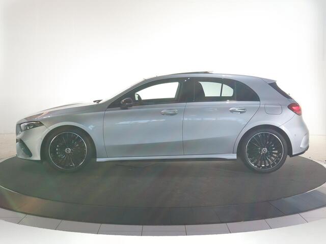 Mercedes-Benz A-KLASSE 180 Business Solution AMG | AMG Line Plus | Nightpakket | Panoramadak | HUD | Stoelverwarming | 360° camera | Cruise Control Adaptief |