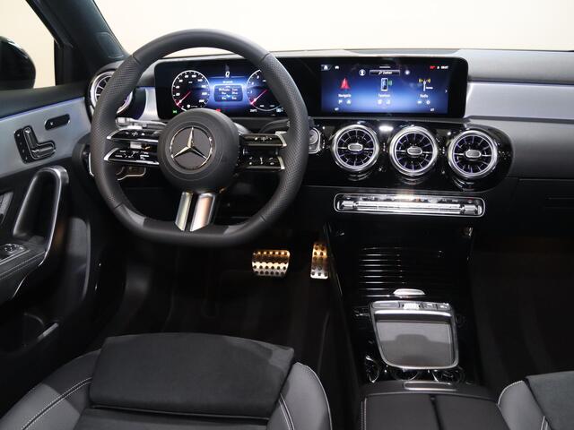 Mercedes-Benz A-KLASSE 180 Business Solution AMG | AMG Line Plus | Nightpakket | Panoramadak | HUD | Stoelverwarming | 360° camera | Cruise Control Adaptief |