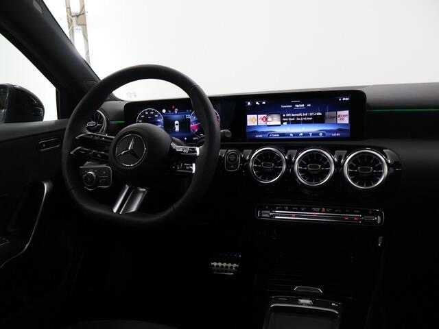 Mercedes-Benz A-KLASSE 180 Star Edition AMG Line | Night | Multibeam | Panoramadak | Sfeerverlichting | Stoelverwarming | Achteruitrijcamera |