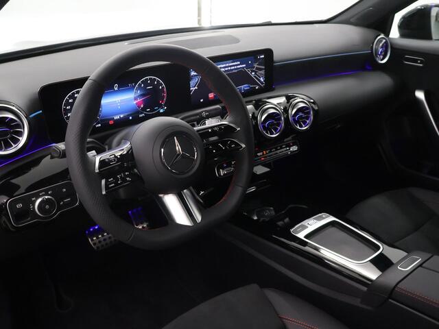 Mercedes-Benz A-KLASSE 180 Star Edition AMG Line | Night | Panoramadak | Sfeerverlichting | MULTIBEAM LED | Stoelverwarming | Sfeerverlichting |