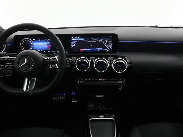 Mercedes-Benz A-KLASSE 180 Star Edition AMG Line | Night | Panoramadak | Sfeerverlichting | MULTIBEAM LED | Stoelverwarming | Sfeerverlichting |