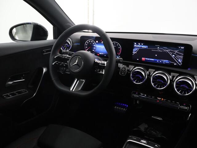 Mercedes-Benz A-KLASSE 180 Star Edition AMG Line | Night | Panoramadak | Sfeerverlichting | MULTIBEAM LED | Stoelverwarming | Sfeerverlichting |