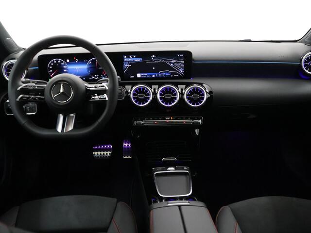 Mercedes-Benz A-KLASSE 250 e Star Edition AMG Line | Panoramaschuifdak | Nightpakket | Sfeerverlichting | MULTIBEAM LED | Stoelverwarming | 19 inch Multispaaks |