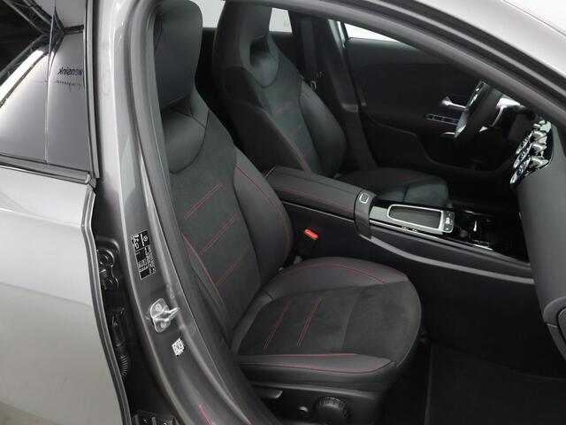 Mercedes-Benz A-KLASSE 250 e Star Edition AMG Line | Panoramaschuifdak | Nightpakket | Sfeerverlichting | MULTIBEAM LED | Stoelverwarming | 19 inch Multispaaks |