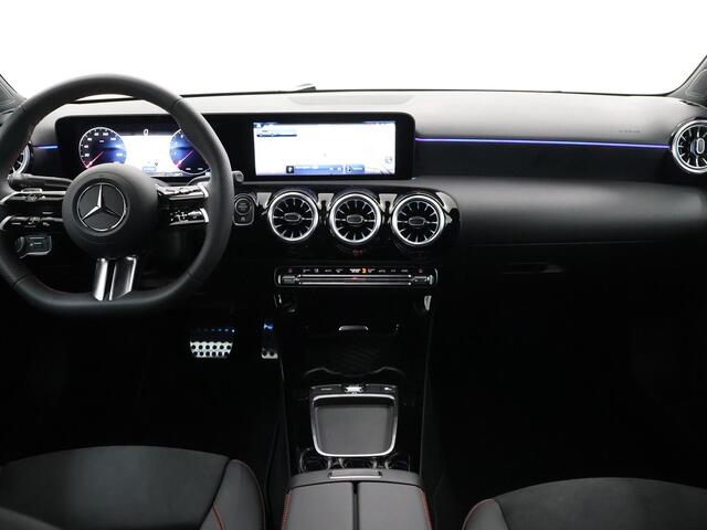 Mercedes-Benz A-KLASSE 180 AMG Line | Navigatiesysteem | Parkeercamera | airconditioning | Cruise Control | Nightpakket |