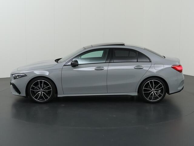 Mercedes-Benz A-KLASSE 180 Business Solution AMG | Night edition | Panoramadak | Memory stoelen | Head-up display | Stoelverwarming | Dodehoekassistent | AMG Line Plus
