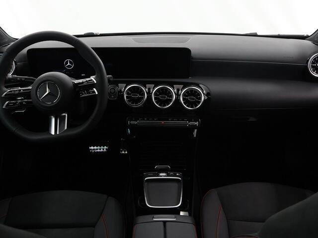 Mercedes-Benz A-KLASSE 180 Star Edition AMG Line | Achteruitrijcamera | Keyless go | Sfeerverlichting | Stoelverwarming | Panoramaschuifdak |