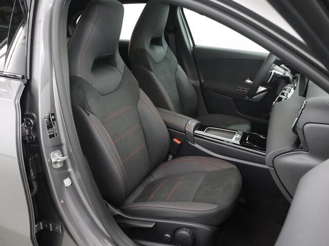 Mercedes-Benz A-KLASSE 180 Star Edition AMG Line | Achteruitrijcamera | Keyless go | Sfeerverlichting | Stoelverwarming | Panoramaschuifdak |