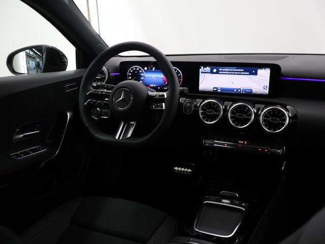 Mercedes-Benz A-KLASSE 180 Star Edition AMG Line | elektrisch glazen panorama-dak | Night pakket | 19" AMG Velgen | Multi-beam |