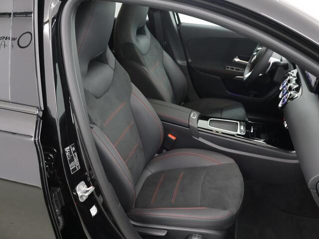 Mercedes-Benz A-KLASSE 180 Star Edition AMG Line | elektrisch glazen panorama-dak | Night pakket | 19" AMG Velgen | Multi-beam |