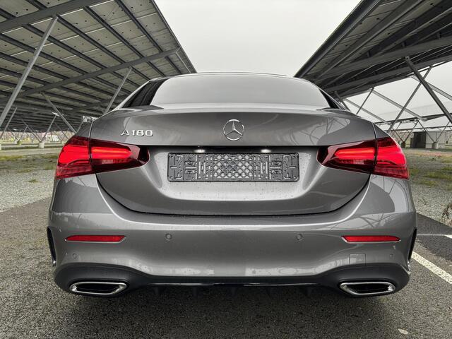 Mercedes-Benz A-KLASSE 180 Star Edition AMG Line | Night | Panoramadak | Sfeerverlichting | 19" Multispaaks | Parkeercamera | Stoelverwarming |