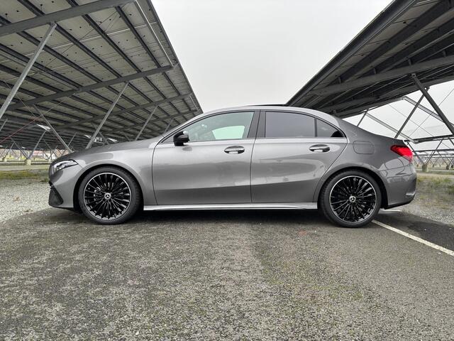Mercedes-Benz A-KLASSE 180 Star Edition AMG Line | Night | Panoramadak | Sfeerverlichting | 19" Multispaaks | Parkeercamera | Stoelverwarming |