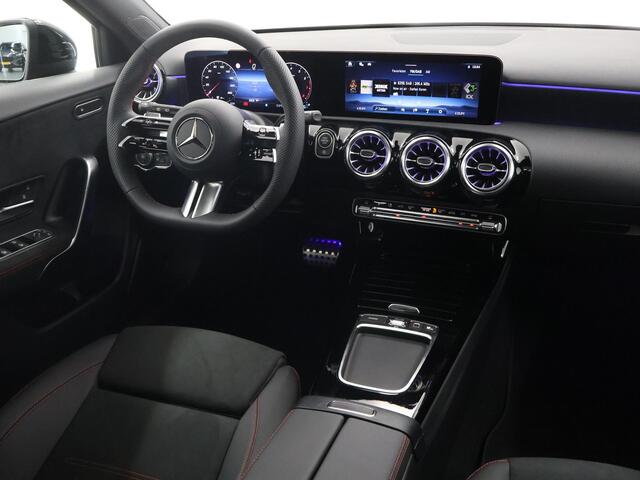 Mercedes-Benz A-KLASSE 180 Star Edition AMG Line 180 Star Edition AMG Line Plus | Night | Panoramadak | Multispaaks velgen | Stoelverwarming | Sfeerverlichting |