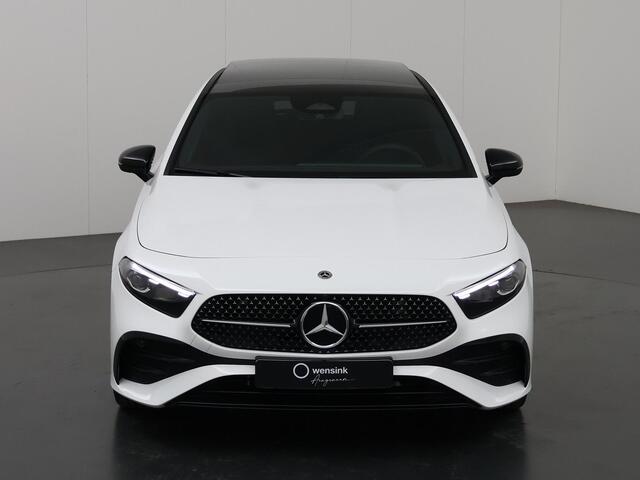 Mercedes-Benz A-KLASSE 180 Star Edition AMG Line | Night | Keyless go | Multispaaks | Sfeerverlichting | Stoelverwarming | Panoramadak | Achteruitrijcamera |